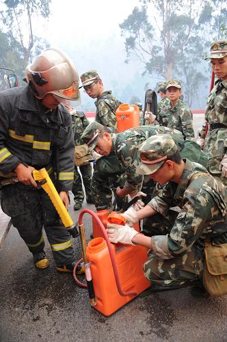 5月15日,森警官兵在山下補(bǔ)給滅火水源。新華社記者 秦晴 攝