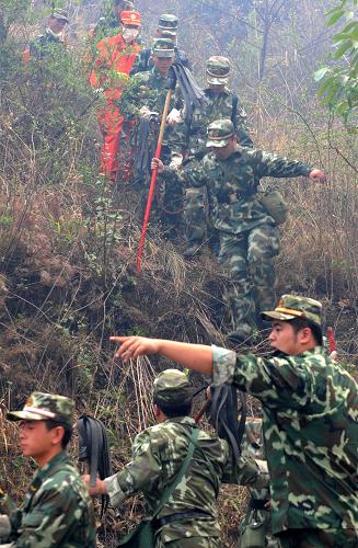 5月15日,森警官兵進(jìn)山滅火。新華社記者 秦晴 攝