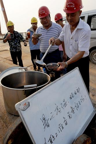 8月4日,在鄭州桃花峪黃河大橋工程施工工地,施工人員在喝綠豆湯。近日,河南鄭州連續(xù)出現(xiàn)高溫天氣,在鄭州桃花峪黃河大橋工程施工工地,中鐵大橋局300多名建設(shè)者冒著高溫酷暑奮戰(zhàn)在施工一線。該項(xiàng)目部采取推遲午后上班時(shí)間,工地設(shè)置茶水、綠豆湯服務(wù)點(diǎn),發(fā)放防暑藥品等措施,為施工人員提供多種防暑降溫溫馨服務(wù),受到職工的歡迎。新華社記者 朱祥 攝