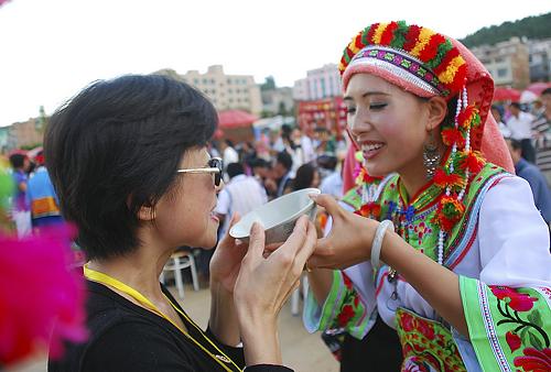 8月4日,少數(shù)民族同胞在云南丘北縣舉行的“花臉節(jié)”開幕式上向游客敬酒。當(dāng)日,2010年中國云南·普者黑“花臉節(jié)”在云南丘北縣椒蓮廣場開幕。在為期一個(gè)月的“花臉節(jié)”期間,丘北各族同胞將以獨(dú)特的民族活動(dòng),充分展示當(dāng)?shù)孛褡逦幕r明的地域特征和深厚底蘊(yùn)。新華社發(fā)(紀(jì)軍 攝)