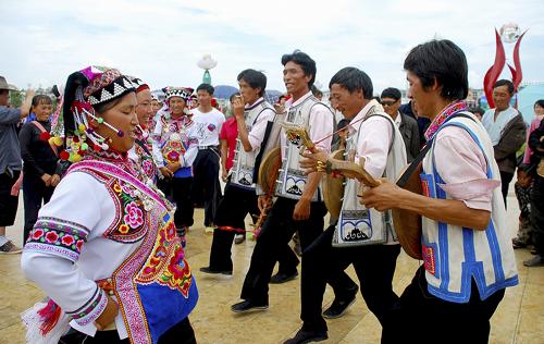8月4日,少數(shù)民族同胞在云南丘北縣舉行的“花臉節(jié)”開幕式上表演民族歌舞。新華社發(fā)(紀(jì)軍 攝)