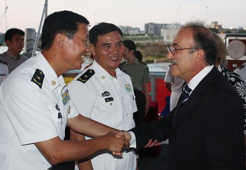 8月4日,在意大利的塔蘭托,中國海軍護航編隊政委陳偐少將(左)在軍艦上迎接前來出席甲板答謝招待會的意大利嘉賓。由中國海軍第五批護航編隊“廣州”艦、“巢湖”艦組成的出訪編隊2日抵達意大利塔蘭托港,開始對意大利進行友好訪問。新華社發(fā)(張鵬 攝)