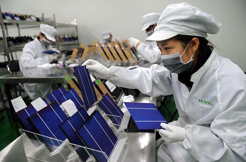 新余市江西升陽(yáng)光電科技有限公司員工在檢測(cè)多晶硅片(1月22日攝)。記者從近日召開(kāi)的江西省新能源產(chǎn)業(yè)合作推進(jìn)會(huì)上獲悉,國(guó)家新能源科技城新余市目前全市硅片產(chǎn)能已突破2000兆瓦、硅料產(chǎn)能達(dá)6500噸、單晶硅產(chǎn)能達(dá)200兆瓦、太陽(yáng)能電池片近500兆瓦,預(yù)計(jì)今年光伏產(chǎn)業(yè)主營(yíng)業(yè)務(wù)收入超過(guò)200億元。新華社記者 周科 攝