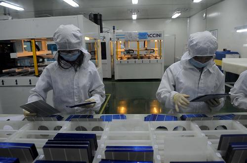 新余市江西瑞晶太陽(yáng)能科技有限公司員工在進(jìn)行硅片分類檢測(cè)(8月6日攝)。新華社記者 周科 攝