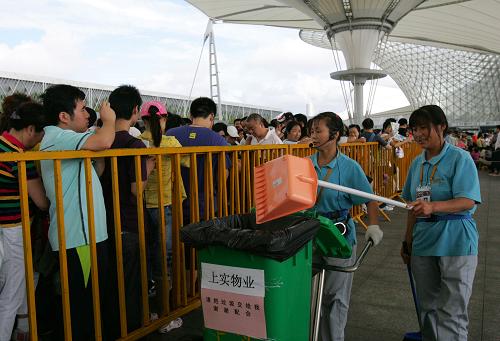8月31日,兩名“小蜜蜂”保潔員在世博園6號(hào)門外清掃地面雜物。上海世博會(huì)期間,上海上實(shí)物業(yè)世博軸管理處的40余名“小蜜蜂”保潔員每日在世博軸沿線對(duì)地面進(jìn)行徹底清掃,默默地為世博會(huì)做出自己的貢獻(xiàn)。新華社記者 孟晨光 攝