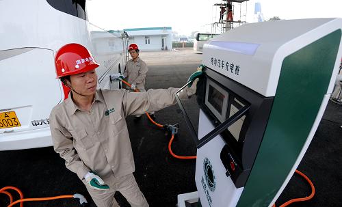 8月31日,充電站工作人員在給大型電動(dòng)客車(chē)充電。當(dāng)日,由國(guó)家電網(wǎng)天津電力部門(mén)與天津交通部門(mén)合作建設(shè)的天津首座電動(dòng)汽車(chē)充電站——普濟(jì)河道電動(dòng)汽車(chē)充電站正式啟用。據(jù)介紹,普濟(jì)河道電動(dòng)汽車(chē)充電站占地面積4000平方米,大型車(chē)充電車(chē)位12個(gè),中小型充電車(chē)位6個(gè),可滿足不同類(lèi)型充電汽車(chē)的充電需求。普濟(jì)河道電動(dòng)汽車(chē)充電站將為2010天津夏季達(dá)沃斯論壇50輛純電動(dòng)客車(chē)提供充電服務(wù)。今年國(guó)家電網(wǎng)天津電力部門(mén)將完成5座電動(dòng)汽車(chē)充電站、100個(gè)充電樁的建設(shè)。新華社記者 劉海峰 攝