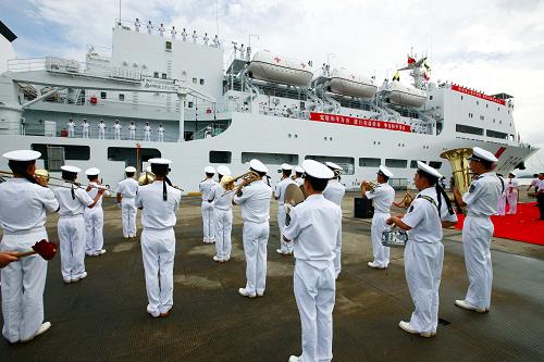 8月31日,“和平方舟”號醫(yī)院船起航歡送儀式在浙江舟山某軍港舉行。當(dāng)日,中國“和平方舟”號醫(yī)院船從浙江舟山起航,前往亞丁灣海域及吉布提、肯尼亞、坦桑尼亞、塞舌爾、孟加拉國等亞非五國執(zhí)行“和諧使命—2010”任務(wù)。這是中國“和平方舟”號醫(yī)院船首次赴國外執(zhí)行巡診及醫(yī)療服務(wù)任務(wù)。“和平方舟”號醫(yī)院船是由我國自行研制的世界首艘萬噸級醫(yī)院船,戰(zhàn)時能為作戰(zhàn)部隊傷病員提供海上早期治療及部分??浦委煟綍r可執(zhí)行海上醫(yī)療救護(hù)訓(xùn)練任務(wù),也可為艦艇編隊和邊遠(yuǎn)地區(qū)駐島守礁部隊提供醫(yī)療服務(wù)。新華社記者 查春明 攝