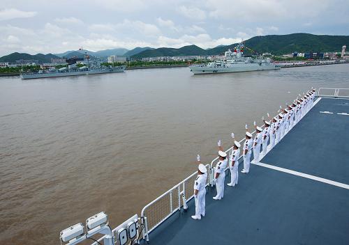 8月31日,“和平方舟”號醫(yī)院船駛離舟山某軍港。新華社記者 查春明 攝