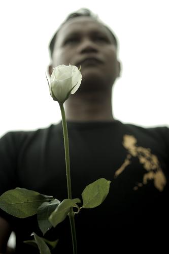 8月31日,在菲律賓首都馬尼拉舉行的劫持人質(zhì)事件悼念活動(dòng)中,一名男子敬獻(xiàn)白玫瑰寄托哀思。新華社發(fā)(法布里加爾 攝)