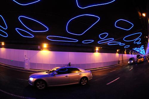 9月1日,車輛在剛剛通車的下穿道中行駛。當日,歷時近3年建設、總投資超過12億元的重慶主城南坪中心交通樞紐下穿道正式通車。這條雙向6車道的南北過境通道,將滿足每日10萬車次快速過境分流。該工程是重慶市首創(chuàng)的“地面地下四層立體交通體系”的一部分,負一層地下步行街、負二層軌道三號線均將在2011年底投入使用。新華社記者 周衡義 攝