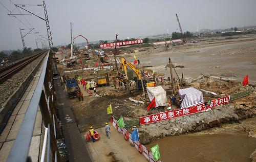 9月1日,中鐵二局的建設(shè)者們?cè)谑そ髽蛑亟ㄌ幖泳o施工。當(dāng)日,寶成鐵路石亭江大橋新橋建設(shè)舉行決戰(zhàn)60天誓師大會(huì),按照拆除殘橋、巧建墩臺(tái)、鋪架成橋三大階段,力爭(zhēng)10月20日完成工程目標(biāo)。石亭江大橋重建已于8月21日開(kāi)始。目前,拆除殘橋工作已經(jīng)完成,挖鉆打孔基礎(chǔ)施工已經(jīng)開(kāi)始,其他工程穩(wěn)步推進(jìn)。據(jù)悉,該項(xiàng)重建工程線路全長(zhǎng)790米,主要包括原位重建石亭江大橋和石亭江支流中橋。該工程時(shí)間緊、任務(wù)重,舊橋拆除和新橋基礎(chǔ)施工難度大。8月19日,寶成鐵路廣漢段石亭江大橋橋墩被洪水沖垮,造成列車(chē)脫軌事故,幸無(wú)人員傷亡。損毀的舊橋被拆除,鐵路段內(nèi)將建設(shè)一座300米長(zhǎng)的鋼筋混凝土新橋。新華社記者 江宏景 攝