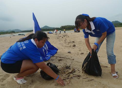 幾名環(huán)保志愿者在三亞無人島海岸線撿拾垃圾(9月5日攝)。9月5日,由共青團(tuán)海南省委、三亞藍(lán)絲帶海洋保護(hù)協(xié)會主辦的“浪跡天涯——為了蔚藍(lán)的大海”大學(xué)生互動體驗(yàn)式環(huán)保旅游行動在三亞海棠灣的一座無人島上進(jìn)行。30多名手系藍(lán)絲帶的大學(xué)生志愿者在無人島的沙灘上進(jìn)行撿拾垃圾等活動,為保護(hù)自然環(huán)境出一份力。據(jù)了解,藍(lán)絲帶海洋保護(hù)協(xié)會成立于2007年,是一個以海洋環(huán)保為主題的民間公益組織,總部設(shè)在海南三亞。新華社記者 周旋 攝