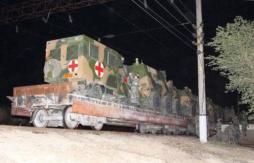 9月7日,“和平使命-2010”上海合作組織成員國武裝力量聯(lián)合反恐軍事演習(xí)中方參演部隊(duì)第一梯隊(duì)官兵抵達(dá)哈薩克斯坦南部演習(xí)地域附近的奧塔爾車站。新華社記者 王建民 攝
