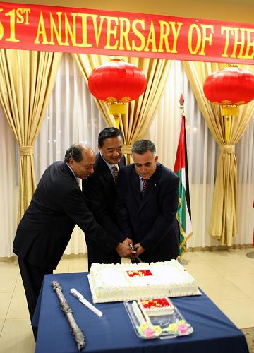 中國駐巴勒斯坦民族權(quán)力機構(gòu)辦事處舉行國慶招待會。9月26日,在約旦河西岸城市拉姆安拉,中國駐巴勒斯坦民族權(quán)力機構(gòu)辦事處主任王強(中)與巴方官員共同切蛋糕。當日,中國駐巴勒斯坦民族權(quán)力機構(gòu)辦事處在這里舉行國慶招待會,慶祝中華人民共和國成立61周年。新華社記者 趙悅 攝