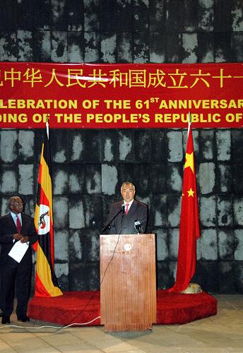 中國駐烏干達大使館舉行國慶招待會。9月27日,中國駐烏干達大使孫和平在國慶招待會上致辭。當晚,中國駐烏干達大使館舉行國慶招待會,慶祝中華人民共和國成立61周年。烏干達安全部長姆巴巴齊、新聞部長馬西科、衛(wèi)生國務部長恩杜胡拉和其他政府官員、各國外交使節(jié)、當?shù)厝A人華僑及中資機構(gòu)代表上百人出席。新華社記者 陳靜 攝