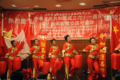 9月26日,在加拿大溫哥華,華裔女孩在僑界國慶聯(lián)歡宴會上表演中國舞。新華社記者 馬丹 攝