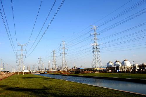 保障濱海新區(qū)百萬噸乙烯等項目的高壓供電線路(11月1日攝)。“十一五”期間,國家天津電網(wǎng)緊緊抓住濱海新區(qū)開發(fā)開放列入國家發(fā)展戰(zhàn)略的歷史機遇,把加快濱海新區(qū)電網(wǎng)發(fā)展放在重要位置。截至目前,國家電網(wǎng)天津市電力公司在濱海新區(qū)電網(wǎng)建設與改造工程累計下達計劃397項,在濱海新區(qū)電網(wǎng)建設計劃總投資達205億元,約占天津電網(wǎng)“十一五”建設總投資計劃的50.2%,為濱海新區(qū)又快又好建設發(fā)展提供了充足的電力支持。新華社記者 劉海峰 攝