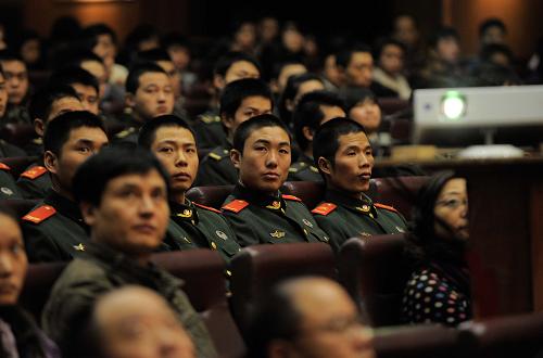 11月1日,報(bào)告會(huì)現(xiàn)場(chǎng),與會(huì)者在聆聽報(bào)告。新華社記者 李橋橋 攝