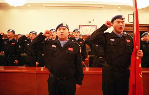 11月1日,即將奔赴海地執(zhí)行維和任務(wù)的民警在出征授旗儀式上宣誓。新華社發(fā)(譚志勇 攝)