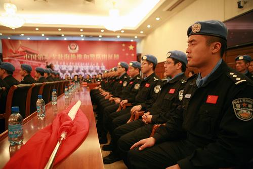 11月1日,即將奔赴海地執(zhí)行維和任務(wù)的民警參加出征授旗儀式。新華社發(fā)(譚志勇 攝)