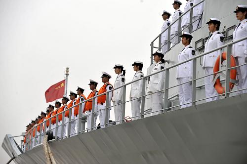 11月2日,在浙江舟山某軍港,中國海軍第七批護(hù)航編隊(duì)隨艦官兵整裝待發(fā)。新華社發(fā)(吳琳紅 攝)