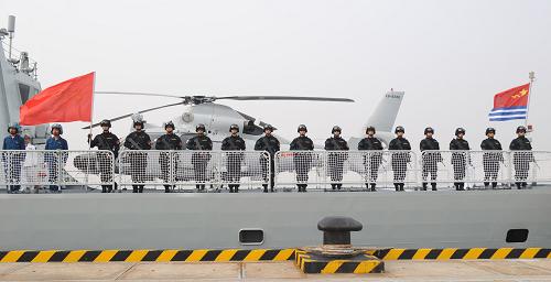 11月2日,海軍特戰(zhàn)隊(duì)隊(duì)員在甲板上列隊(duì)。新華社記者 范軍威 攝