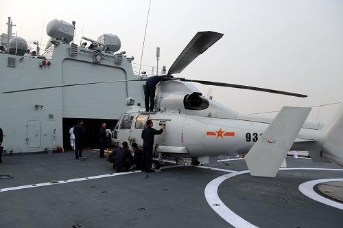 11月2日,直升機(jī)組在維護(hù)艦載直升機(jī)。新華社記者 范軍威 攝