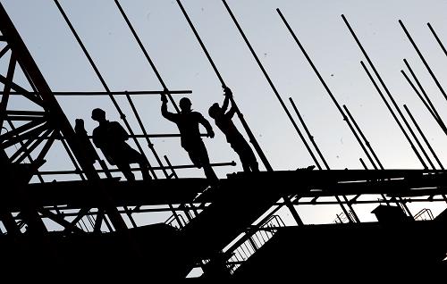11月2日,在福建省順昌縣雙溪街道洋坌集中重建點(diǎn),工人在即將封頂?shù)臉欠渴┕?。由廈門市援建閩北順昌縣雙溪街道的災(zāi)后安置新居,規(guī)劃建設(shè)13幢居民樓,建筑面積達(dá)46900多平方米,總投資逾6000萬(wàn)元,可集中安置受災(zāi)群眾348戶,計(jì)劃明年春節(jié)前夕讓群眾搬進(jìn)新居。新華社記者 彭張青 攝