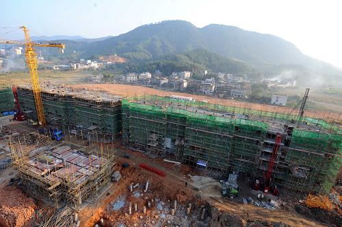 這是福建省順昌縣雙溪街道洋坌集中重建點(diǎn)的災(zāi)后安置新居施工現(xiàn)場(chǎng)(11月2日攝)。新華社記者 彭張青 攝