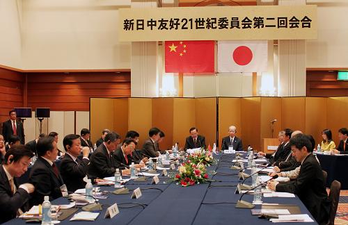 10月31日,在日本新潟縣,中方首席委員唐家璇(中左)在第五屆中日友好21世紀委員會第二次會議開幕式上發(fā)言。第五屆中日友好21世紀委員會第二次會議10月31日至11月1日在日本新潟縣舉行。中方首席委員唐家璇和日方首席委員西室泰三分別率團與會。雙方委員結(jié)合當前中日關(guān)系形勢,圍繞“如何改善和發(fā)展中日關(guān)系”的主題,就廣泛議題進行了交流和對話。新華社記者 馮武勇 攝