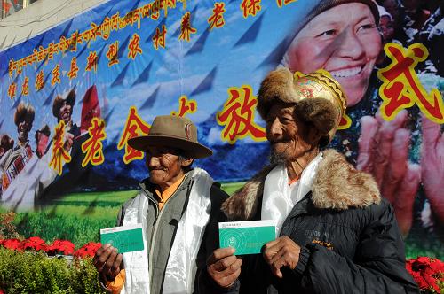 11月4日,拉薩市堆龍德慶縣羊達鄉(xiāng)兩位老人領(lǐng)到第一筆新型農(nóng)村基本養(yǎng)老金。當(dāng)日,西藏新型農(nóng)村社會養(yǎng)老保險發(fā)放儀式在拉薩舉行,60位60歲以上的農(nóng)村老人領(lǐng)到了第一批養(yǎng)老金。2009年11月西藏開始進行新型農(nóng)村基本養(yǎng)老保險的試點工作。截至目前新農(nóng)保已經(jīng)覆蓋西藏194.85萬農(nóng)牧民,占全區(qū)人口總數(shù)的79.45%,今年年底將在所有區(qū)內(nèi)縣市區(qū)實現(xiàn)全覆蓋。新華社記者 胡星 攝