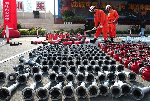 11月5日,消防官兵集中銷毀假冒偽劣的消防產(chǎn)品。當(dāng)日,云南省公安消防總隊(duì)在昆明舉行了假冒偽劣消防產(chǎn)品集中銷毀活動(dòng),從今年9月到11月,云南省消防總隊(duì)開(kāi)展了一系列消防產(chǎn)品整治行動(dòng),整頓凈化消防產(chǎn)品市場(chǎng),從源頭上根除火災(zāi)隱患。新華社記者 秦晴 攝
