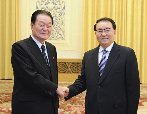 11月5日,中共中央政治局常委李長(zhǎng)春在北京人民大會(huì)堂會(huì)見由朝鮮勞動(dòng)黨中央委員、《勞動(dòng)新聞》總編輯金基龍率領(lǐng)的朝鮮勞動(dòng)新聞社代表團(tuán)。新華社記者 謝環(huán)馳 攝