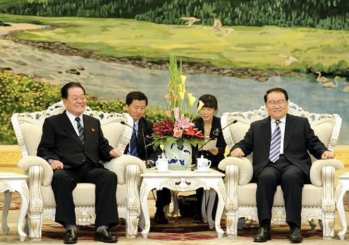 11月5日,中共中央政治局常委李長(zhǎng)春在北京人民大會(huì)堂會(huì)見由朝鮮勞動(dòng)黨中央委員、《勞動(dòng)新聞》總編輯金基龍率領(lǐng)的朝鮮勞動(dòng)新聞社代表團(tuán)。新華社記者 謝環(huán)馳 攝