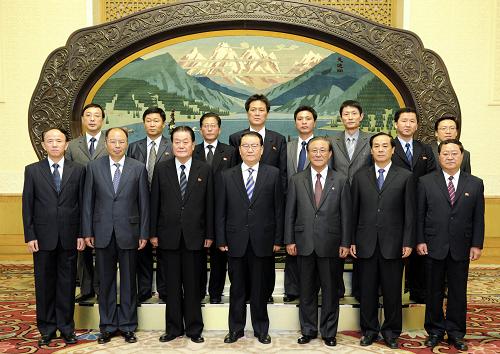 11月5日,中共中央政治局常委李長(zhǎng)春在北京人民大會(huì)堂會(huì)見由朝鮮勞動(dòng)黨中央委員、《勞動(dòng)新聞》總編輯金基龍率領(lǐng)的朝鮮勞動(dòng)新聞社代表團(tuán)。新華社記者 謝環(huán)馳 攝