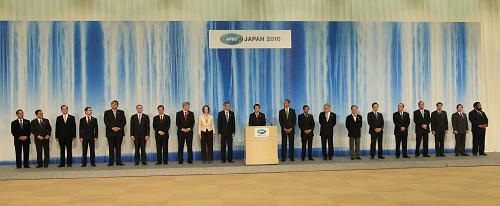 11月14日,中國國家主席胡錦濤在日本橫濱出席亞太經(jīng)合組織第十八次領(lǐng)導(dǎo)人非正式會議領(lǐng)導(dǎo)人宣言宣讀儀式。這是日本首相菅直人在宣讀領(lǐng)導(dǎo)人宣言。新華社記者 樊如鈞 攝