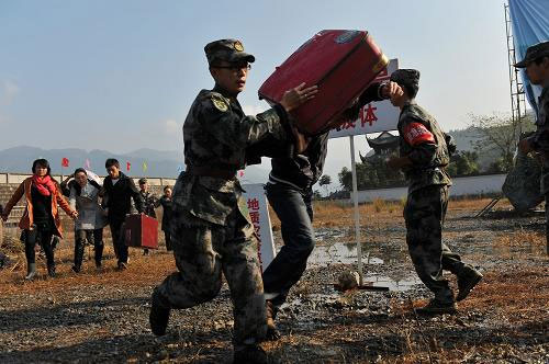 11月19日,在三峽庫區(qū)湖北巴東縣地質(zhì)滑坡應(yīng)急救援演練現(xiàn)場,參演人員在演練緊急撤離。新華社發(fā)(張曉峰 攝)