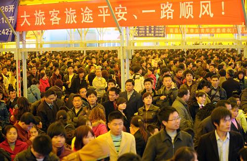 2月9日,旅客在南昌火車站臨時風(fēng)雨棚候車。新華社記者 周科 攝