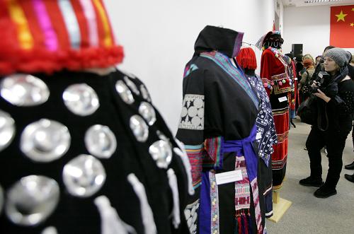 2月15日,觀眾在白俄羅斯首都明斯克的白俄羅斯歷史博物館參觀中國少數(shù)民族服飾展。白俄羅斯歷史博物館從當天開始展出中國少數(shù)民族服飾。 新華社發(fā)