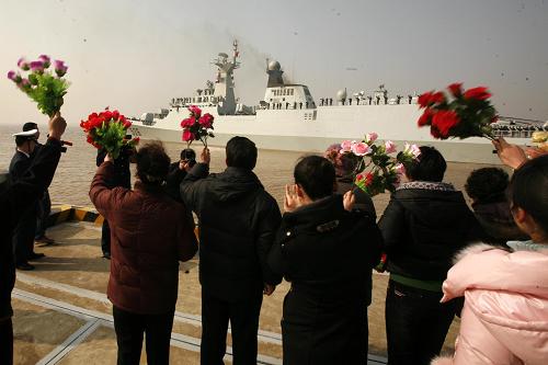 2月21日,中國海軍第八批護航編隊隊員的家屬揮手送行。新華社發(fā)(胡社友 攝)