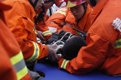 2月22日,消防官兵從事故現(xiàn)場救出1名被困者。新華社發(fā)(陶學(xué)德 攝)