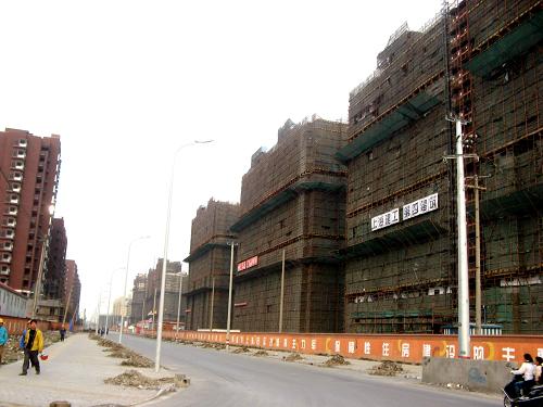 這是上海寶山顧村保障房建設(shè)工地(3月11日攝)。 從上海市政府7月20日召開的保障性安居工程質(zhì)量安全工作會(huì)議上獲悉,今年上半年,上海新開工保障性住房10萬(wàn)套,開工率約50%。目前上海已全面加強(qiáng)保障性住宅工程質(zhì)量的監(jiān)管,嚴(yán)防滲漏、開裂等質(zhì)量問(wèn)題發(fā)生。 新華社發(fā)(嚴(yán)大明 攝)