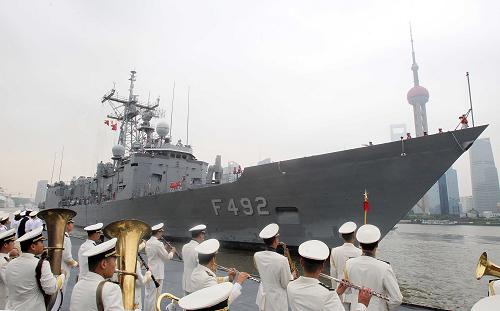 8月1日,土耳其海軍“蓋姆利克”號(hào)導(dǎo)彈護(hù)衛(wèi)艦駛抵上海揚(yáng)子江碼頭,開始為期4天的友好訪問。 這是土耳其海軍軍艦第二次訪問上海。訪問結(jié)束后,土艦將與我海軍軍艦進(jìn)行編隊(duì)運(yùn)動(dòng)、通信校驗(yàn)聯(lián)合演練。 新華社發(fā)