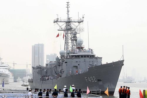 8月1日,土耳其海軍“蓋姆利克”號(hào)導(dǎo)彈護(hù)衛(wèi)艦駛抵上海揚(yáng)子江碼頭,開始為期4天的友好訪問。 新華社發(fā)