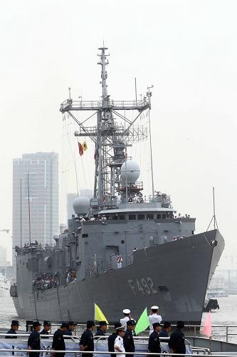 8月1日,土耳其海軍“蓋姆利克”號(hào)導(dǎo)彈護(hù)衛(wèi)艦駛抵上海揚(yáng)子江碼頭,開始為期4天的友好訪問。 新華社發(fā)