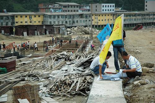 這是黃渚鎮(zhèn)建設(shè)中的王臺(tái)異地集中安置小區(qū)(8月8日攝)。這個(gè)小區(qū)全部為帶院落平房,集小區(qū)道路、供排水、綠化、文化活動(dòng)場(chǎng)所、市場(chǎng)等配套設(shè)施為一體。新華社記者姜偉超攝