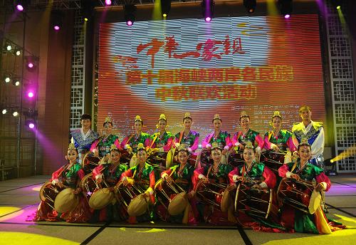 9月12日,演員在臺上合影。 當(dāng)日,“中華一家親—--第十屆海峽兩岸各民族中秋聯(lián)歡活動”在貴陽國際生態(tài)會議中心一樓宴會大廳舉行。這是一次參加地區(qū)和民族最多最全的中秋聯(lián)歡活動之一。31個?。▍^(qū)、市)代表團(tuán)、新疆生產(chǎn)建設(shè)兵團(tuán)代表團(tuán)、解放軍代表團(tuán)的各民族代表以及臺灣少數(shù)民族代表團(tuán)、香港和澳門觀摩團(tuán)共500余人歡聚一堂,同賞中秋明月,共敘同胞情誼。聯(lián)歡會上,各代表團(tuán)演員與臺灣少數(shù)民族代表團(tuán)表演了精彩的歌舞節(jié)目。 新華社記者劉力航攝