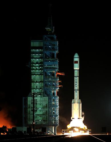 9月29日,中國(guó)在酒泉衛(wèi)星發(fā)射中心用長(zhǎng)征二號(hào)F運(yùn)載火箭將天宮一號(hào)目標(biāo)飛行器發(fā)射升空。 新華社記者 王建民 攝