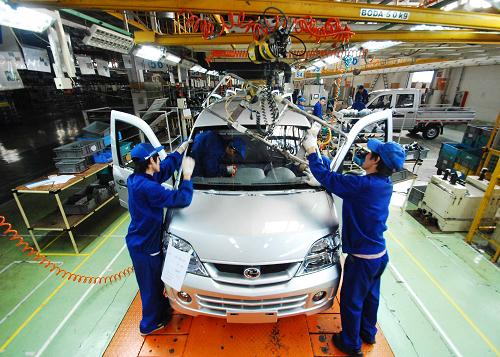 11月10日,江西九江昌河鈴木汽車有限公司的工人在組裝汽車。新華社發(fā)(胡國林 攝)