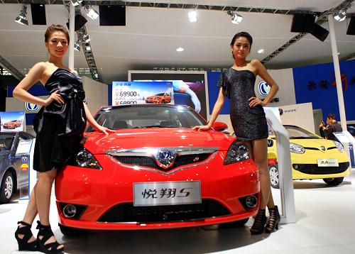 車模在江西南昌一車展上展示一款國產(chǎn)汽車(2011年10月29日攝)。新華社發(fā)(張海巖 攝)
